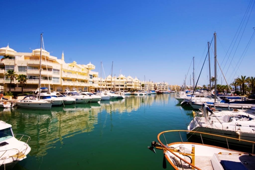 Benalmadena: Levendige Kustcharme en Uitgebreide Vastgoedmogelijkheden