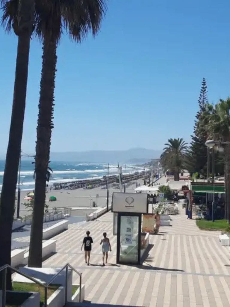 Boulevard en strand van Torrox Costa in Axarquía