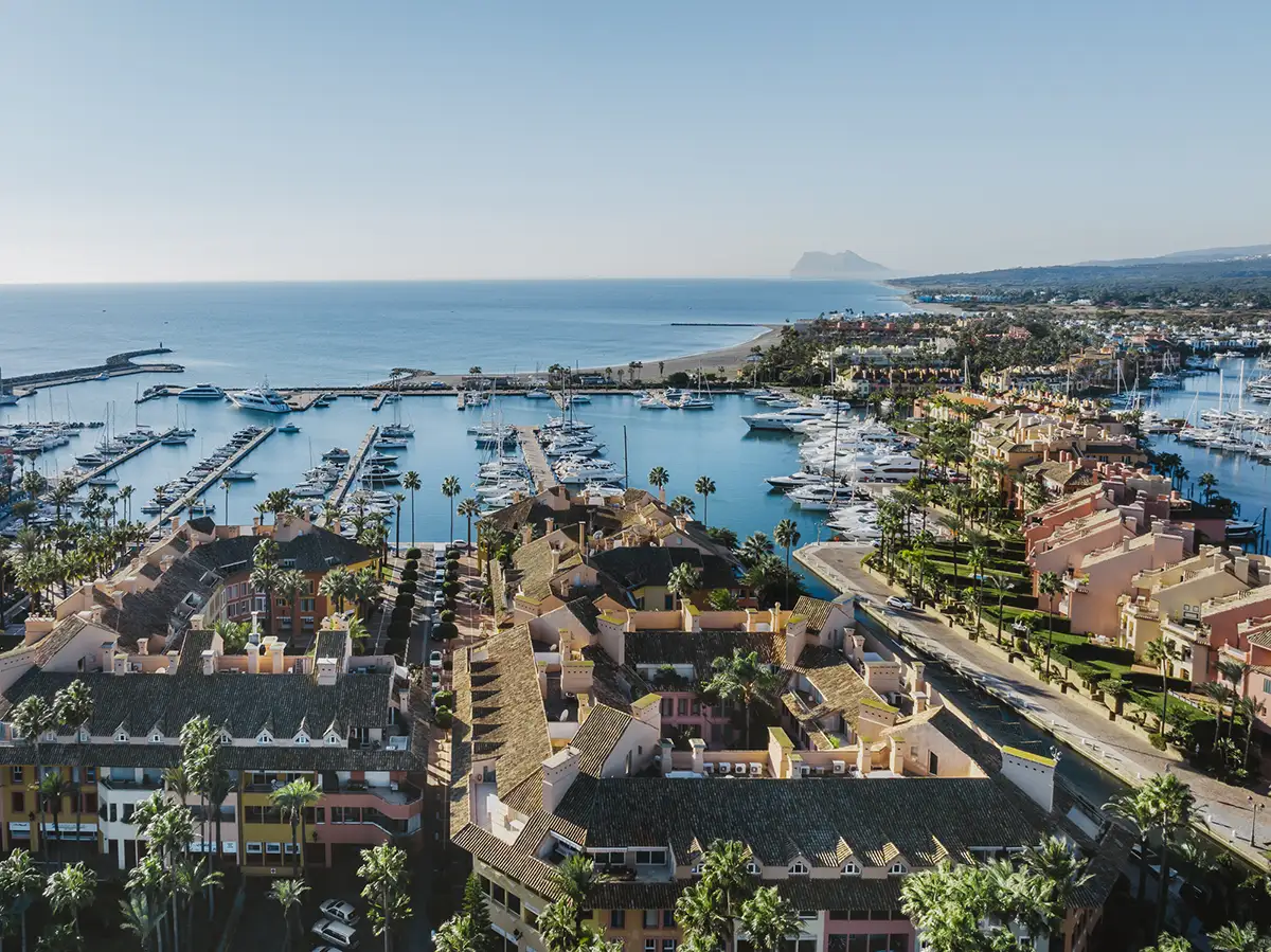 Appartementen rond de kanalen van Sotogrande marina