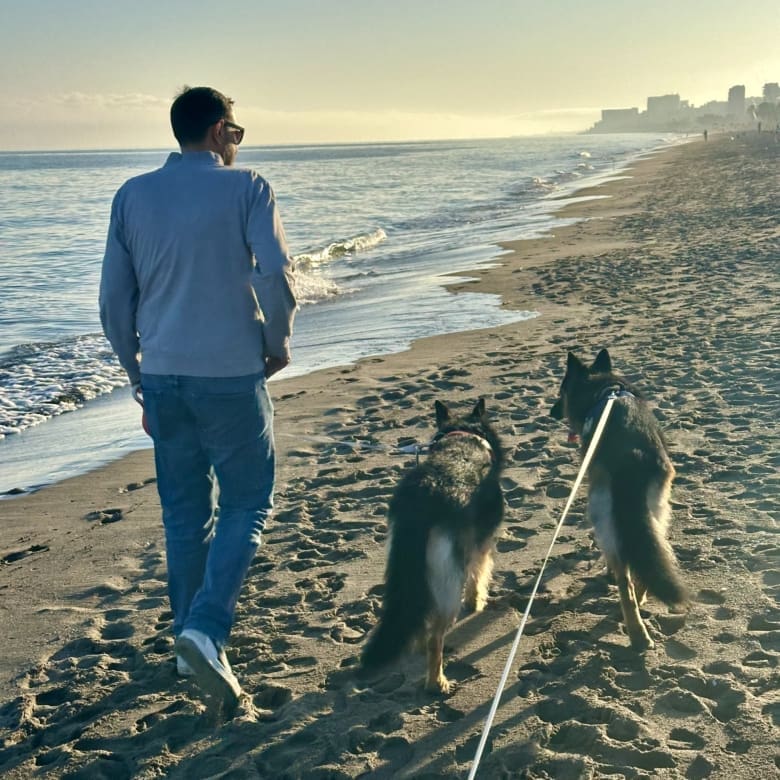 Wandeling met twee Duitse herders aan de lijn langs het strand aan de Costa del Sol